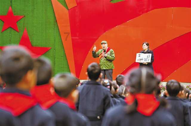 赵雅芝的3个儿子:长子47岁次子44岁,小儿子37岁,个个让她骄傲